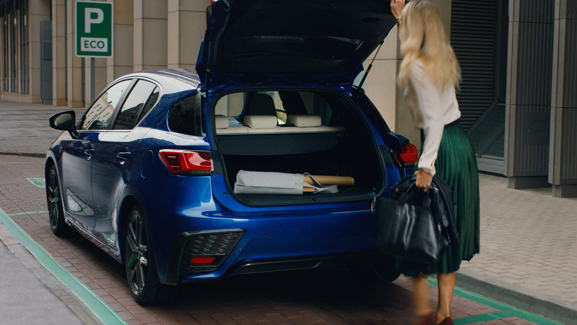 2018 lexus ct 200h my18 vid cover boot space