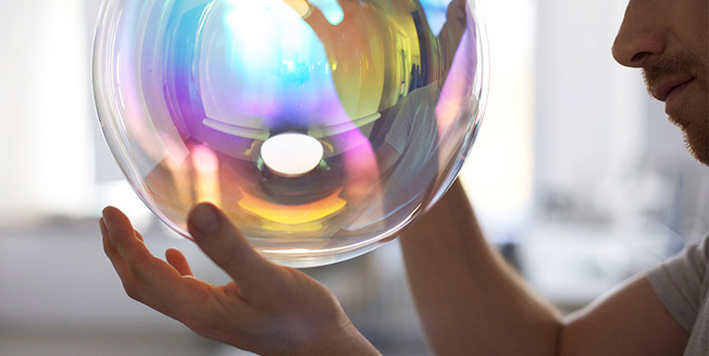 Glasleuchte mit in Regenbogenfarben