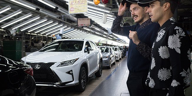 Fabrica Lexus Diseñadores visitando cadena de producción de Lexus