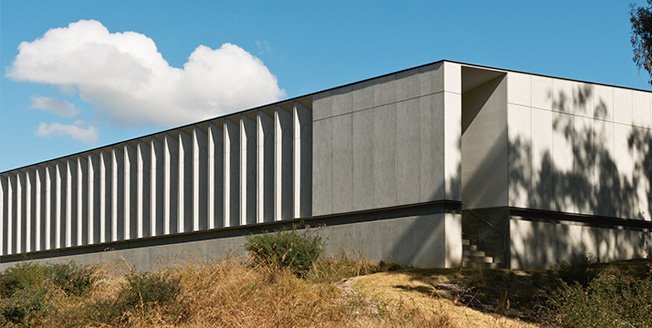 Naturaleza Humana Edificio con espejos destacan en medio de los matorrales aportando un toque futurista