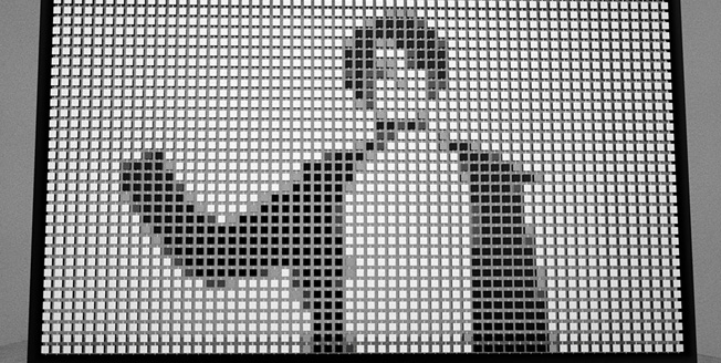 Sagoma umana in biano e nero, suddivisa in pixel all’interno di una griglia interattiva. Sagoma umana in biano e nero suddivisa in pixel all’interno di una griglia interattiva