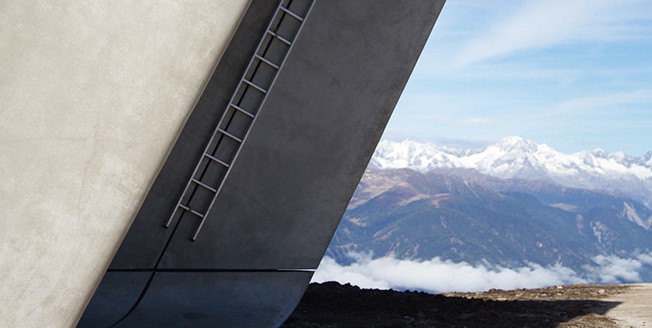In primo piano particolare di una struttura architettonica con delle montagne innevate sullo sfondo