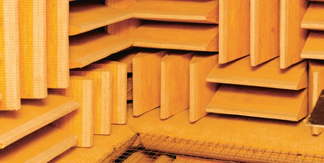 Particolare dei pannelli di legno di una una camera anecoica