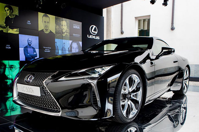 Frontale della nuova LC, colore nero, allo stand Lexus presso i Brera Design Days di Milano. Frontale della nuova LC colore nero allo stand Lexus presso i Brera Design Days di Milano
