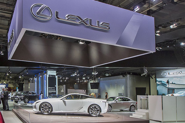 Fiancata della nuova LC, colore bianco, allo stand Lexus presso il Salone dell’Auto di Parigi 2016. Fiancata della nuova LC colore bianco allo stand Lexus presso il Salone dell’Auto di Parigi 2016