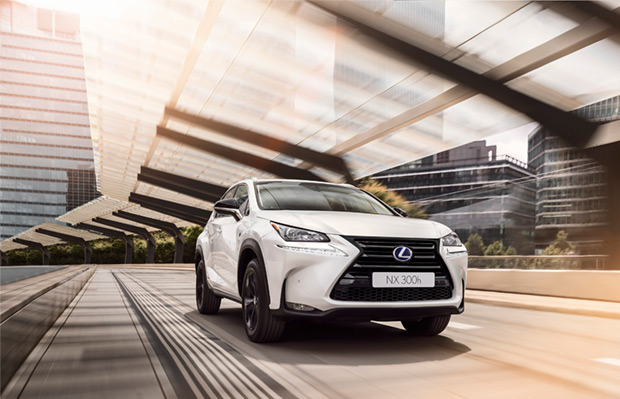 NX Hybrid Executive, colere bianco, percorre una strada urbana tra alberi e palazzi di vetro NX Hybrid Executive colere bianco percorre una strada urbana tra alberi e palazzi di vetro