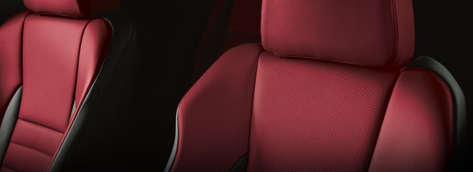 Dettaglio sedili anteriori in pelle di una Lexus colore rosso e nero Dettaglio sedili anteriori in pelle di una Lexus colore rosso e nero