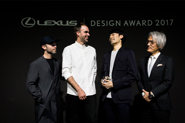 La premiazione dei designer del progetto PIXEL I designer vincitori del progetto premiati sul palco dai responsabili Lexus International