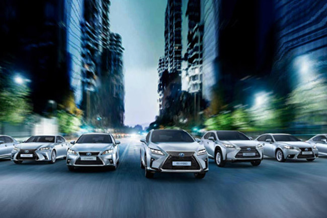 News | 10 milioni di auto vendute per Lexus e Toyota | Lexus Italia L’intera gamma ibrida Lexus percorre una strada urbana