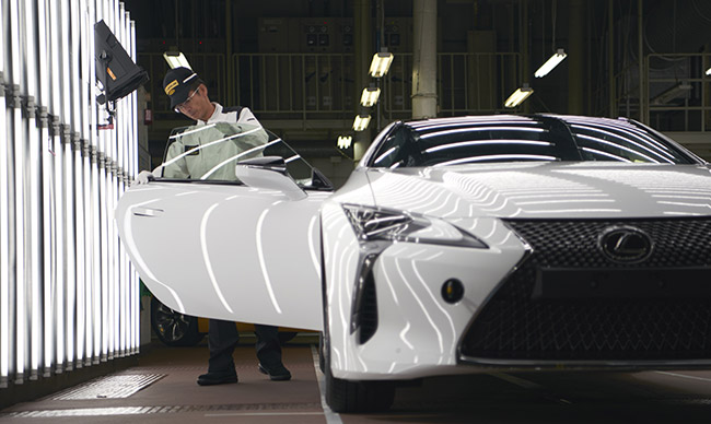 Una nuova LC viene assemblata nell’impianto di produzione Un modello della nuova LC con vernice esterna bianca F SPORT viene assemblato in fabbrica da un operaio