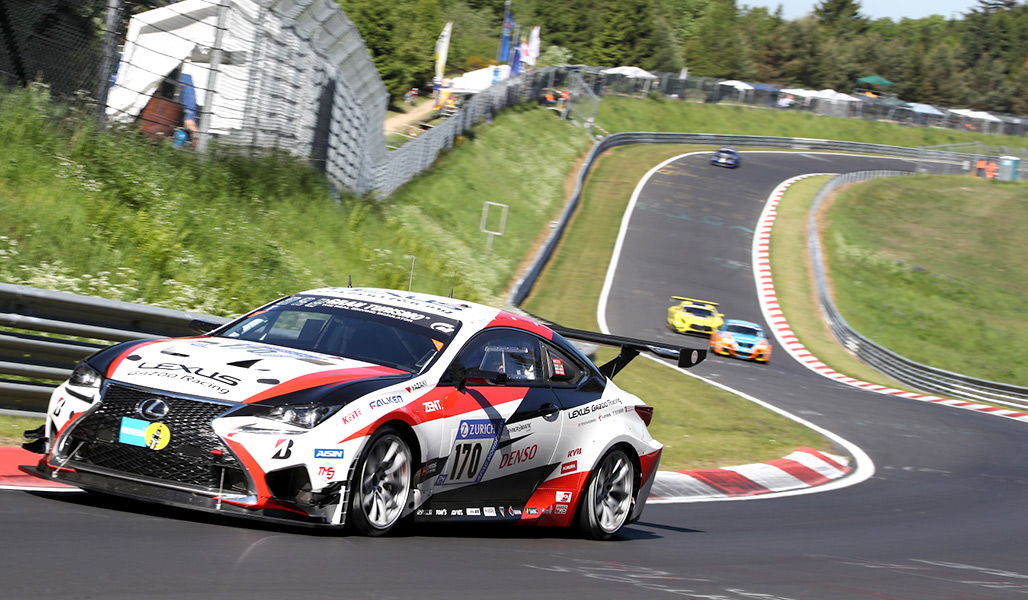 Lexus RC al circuito del Nürburgring Lexus RC in assetto da gara affronta una curva del circuito del Nürburgring
