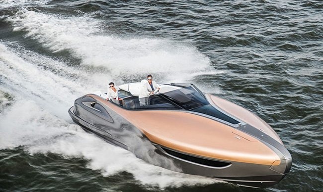 Il prototipo Sport Yacht di Lexus naviga ad alta velocità in mare aperto