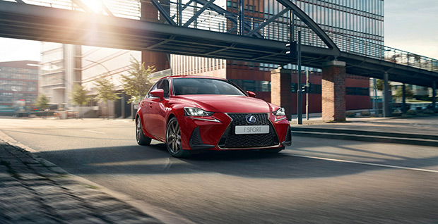 Rode Lexus IS 300h F Sport De voorkant van een rode Lexus IS 300h F Sport