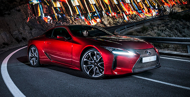 Rode Lexus IS 300h F Sport De voorkant van een rode Lexus IS 300h F Sport