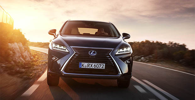 Vooraanzicht van een rijdende Lexus RX