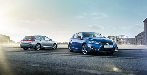 Rode Lexus IS 300h F Sport De voorkant van een rode Lexus IS 300h F Sport