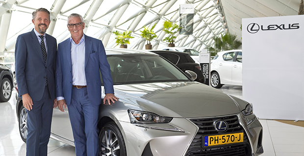 Rode Lexus IS 300h F Sport Lexus reikt ‘Beste Start up’ creatieprijs uit aan The Ocean Cleanup