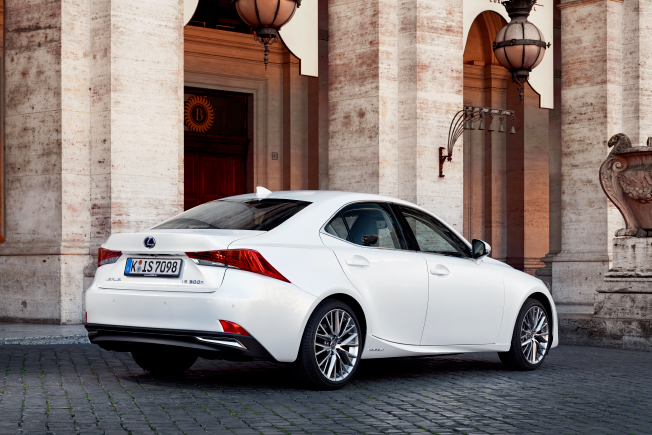 2017 lexus IS 300h back