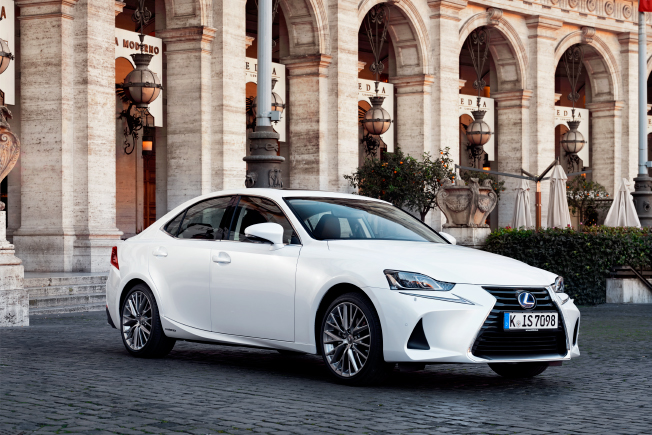 2017 lexus IS 300h front