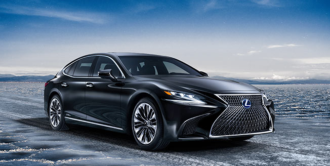 Lexus LS 500h snett framifrån