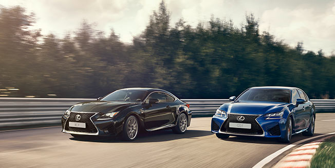 Lexus GS F och RC F på bana
