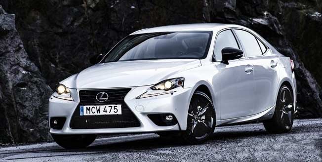 Lexus IS passerar miljonstrecket Vit Lexus IS framifrån