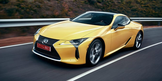 Gul Lexus LC 500 på väg