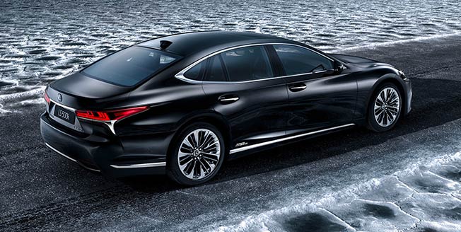 Svart Lexus LS 500h