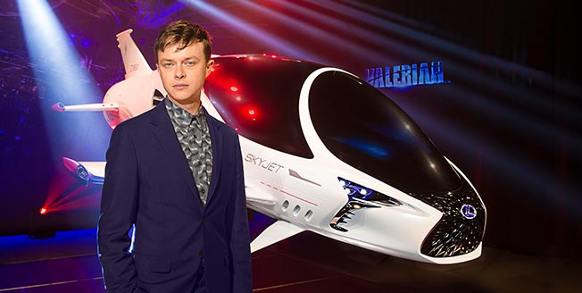 Dane DeHaan och Lexus Skyjet
