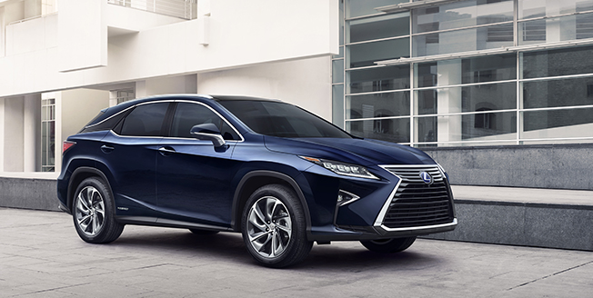 Blå Lexus RX 450h snett framifrån