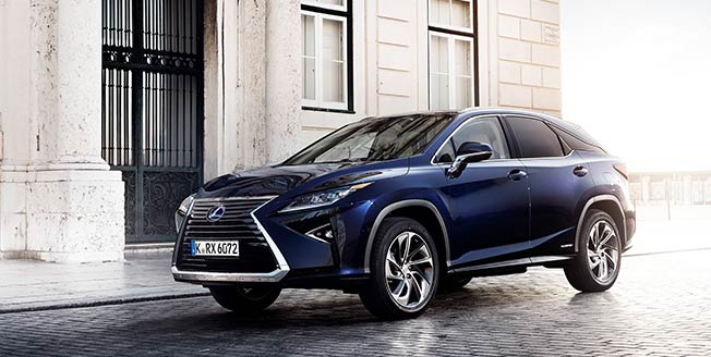 Lexus RX 450h i modeindustrin Blå Lexus RX 450h snett framifrån