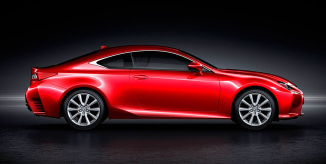 Röd Lexus RC från sidan