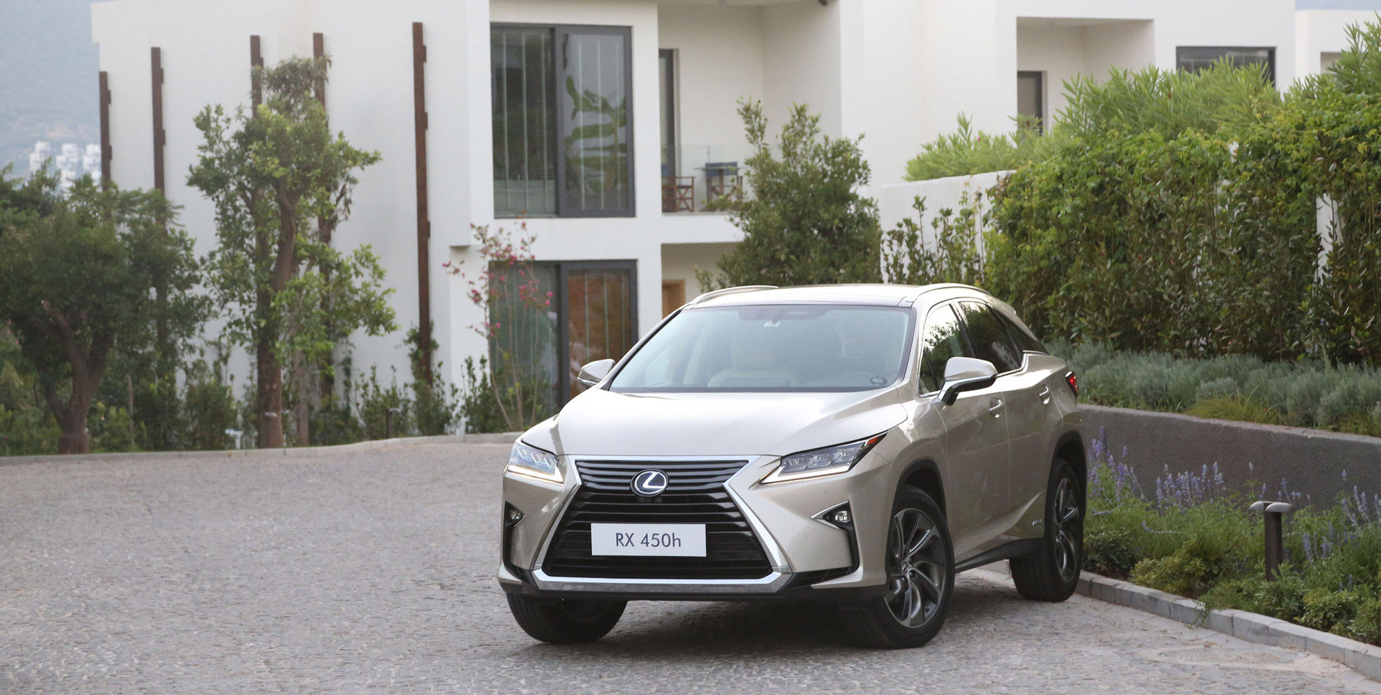 lexus satin alma 01