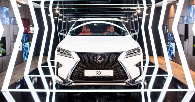 Вражаючий кросовер Lexus RX