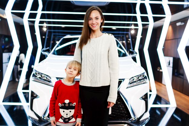 Cпеціальний проект Lexus Smart Kids Матір з хлопчиком поруч з Lexus