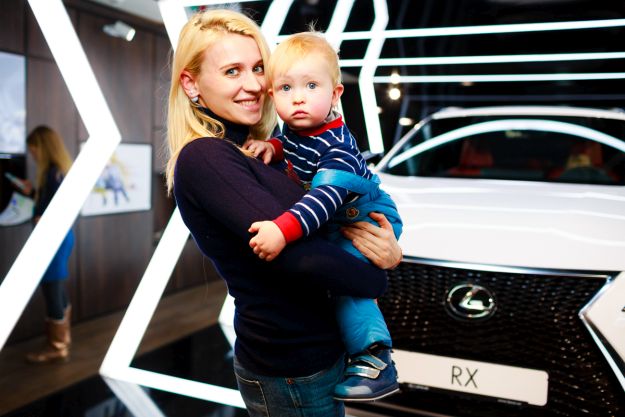 Cпеціальний проект Lexus Smart Kids Мати з малюком біля Lexus Rx