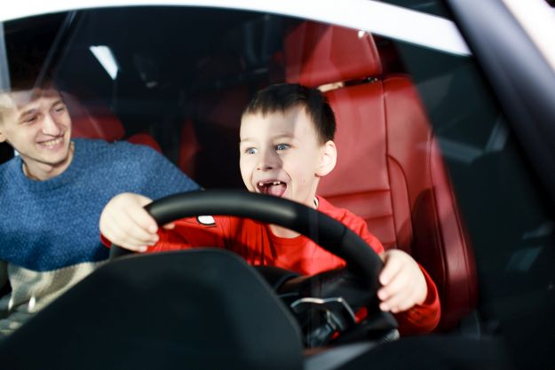 Cпеціальний проект Lexus Smart Kids Хлопчик за кермом Lexus