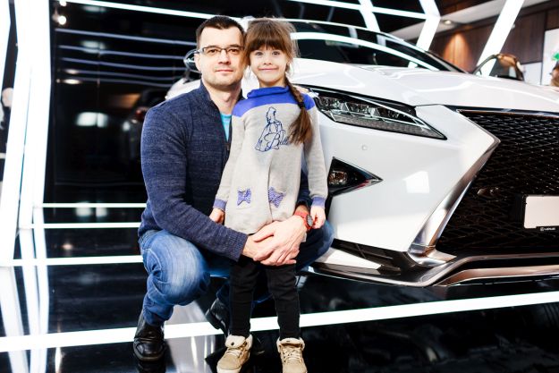 Cпеціальний проект Lexus Smart Kids Батько з донькою поруч з Lexus