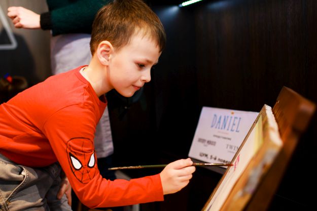 Cпеціальний проект Lexus Smart Kids Хлопчик малює пензлем