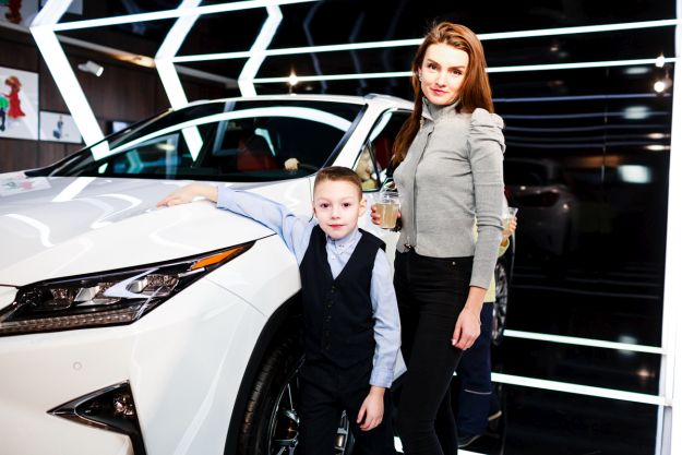 Cпеціальний проект Lexus Smart Kids Матір та син поруч з Lexus