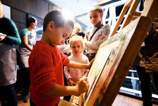Cпеціальний проект Lexus Smart Kids Дитина малює олівцем