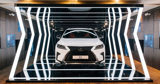 Вражаючий кросовер Lexus RX